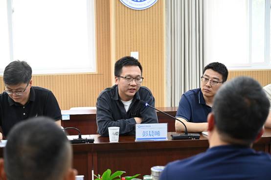 一群人坐在桌子前AI 生成的内容可能不正确。