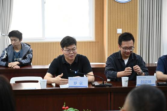 几个人在桌子前AI 生成的内容可能不正确。