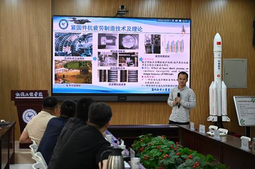 许多人坐在桌子前AI 生成的内容可能不正确。