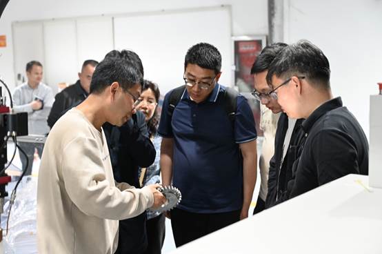 男人们站在一起AI 生成的内容可能不正确。